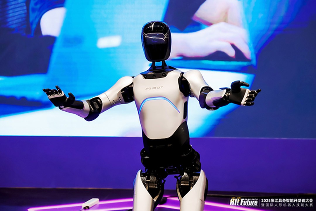 太阳成集团tyc远征A2成全球首个同时拥有中美欧认证的人形机器...
